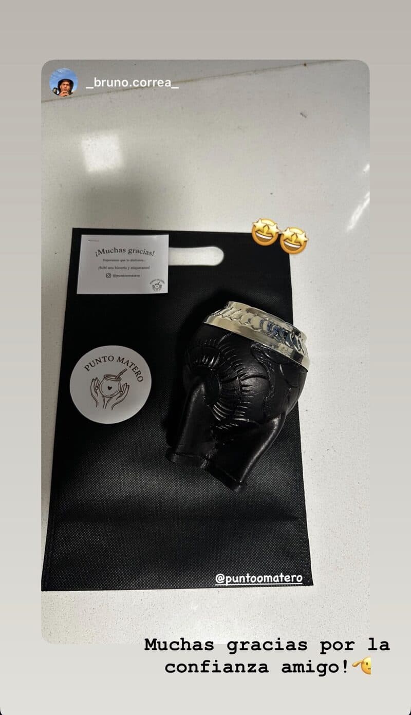 Historia de Instagram de @_bruno.correa_: mate de cuero negro repujado con virola de alpaca, sobre la bolsa de Punto Matero con la tarjeta y el sticker