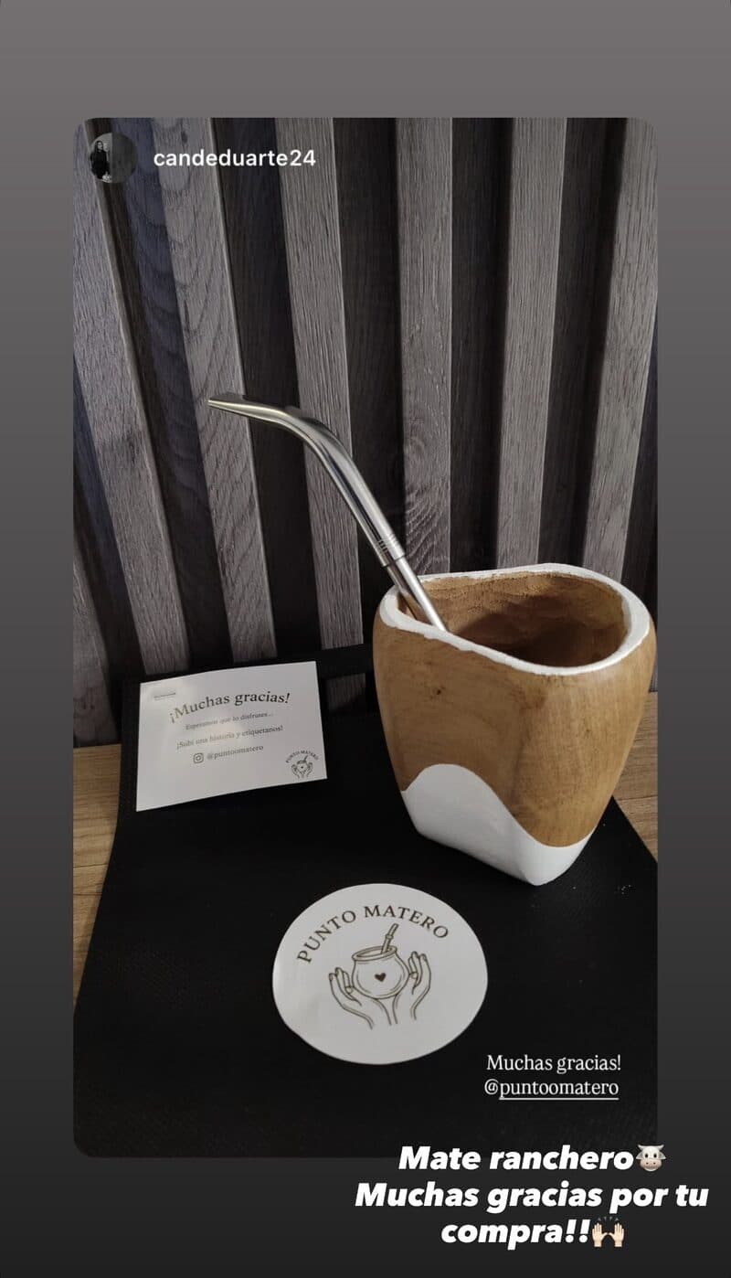Historia de Instagram de @candeduarte24: mate ranchero de madera con bombilla y la tarjeta de Punto Matero