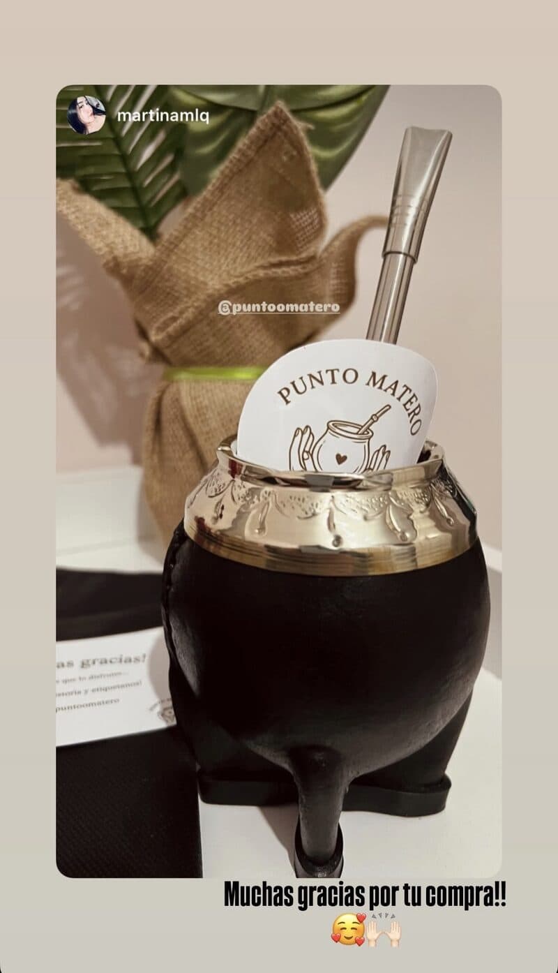 Historia de Instagram de @martinamlq: mate negro con virola de alpaca y la tarjeta de Punto Matero