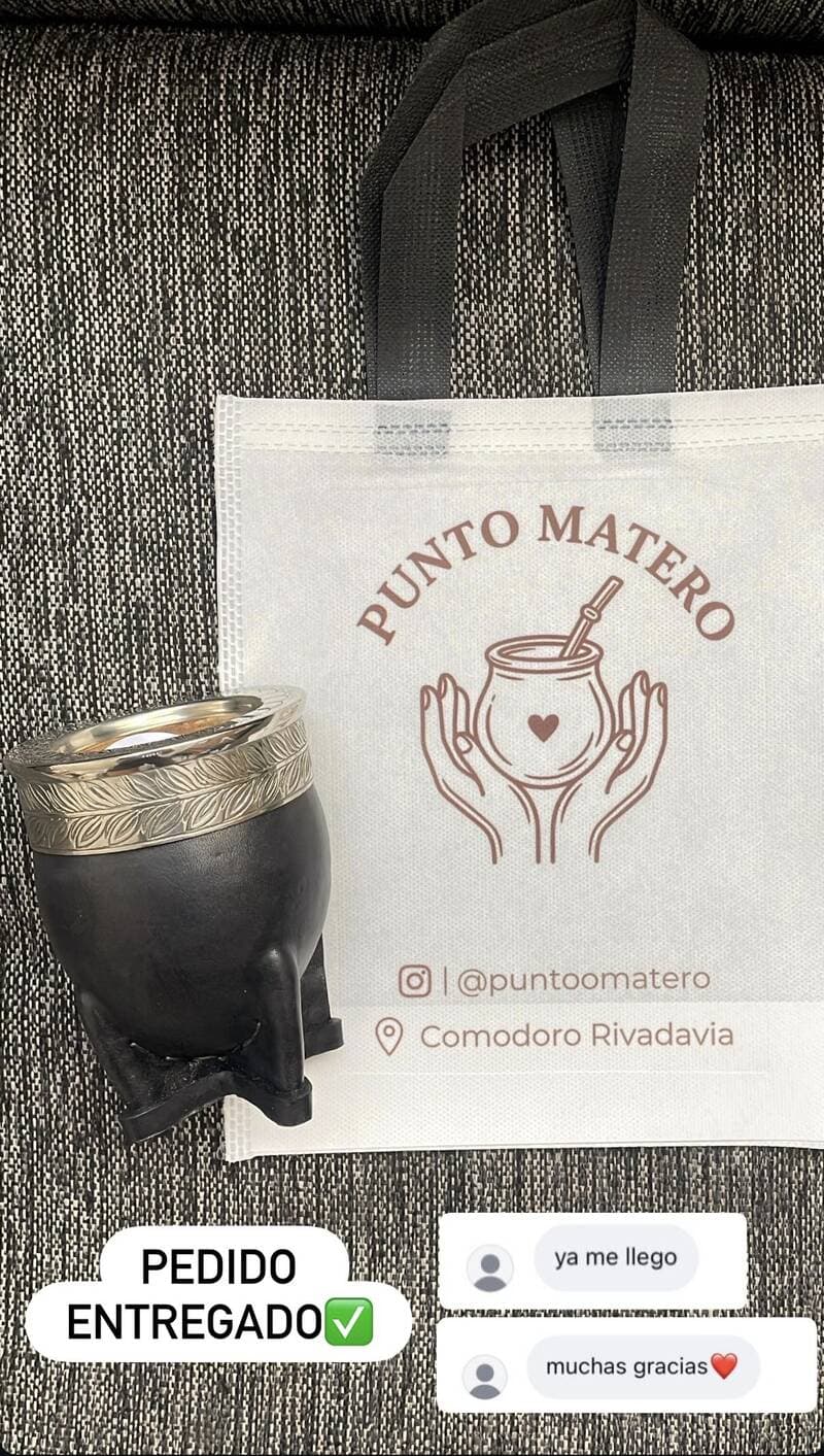 Pedido entregado: mate negro con virola de alpaca cincelada junto a la bolsa de Punto Matero, con los mensajes del cliente «ya me llegó» y «muchas gracias»