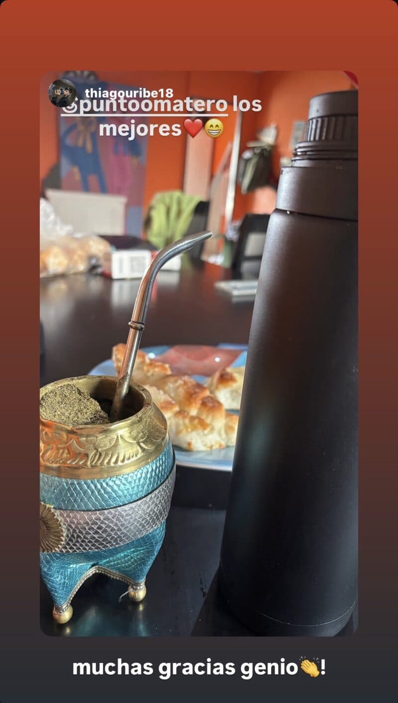 Historia de Instagram de @thiagouribe18: mate celeste con virola cincelada y termo, en una mesa con empanadas