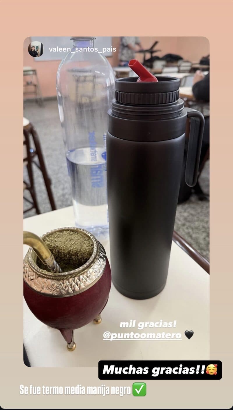 Historia de Instagram de @valeen_santos_pais: termo negro media manija junto a un mate de cuero